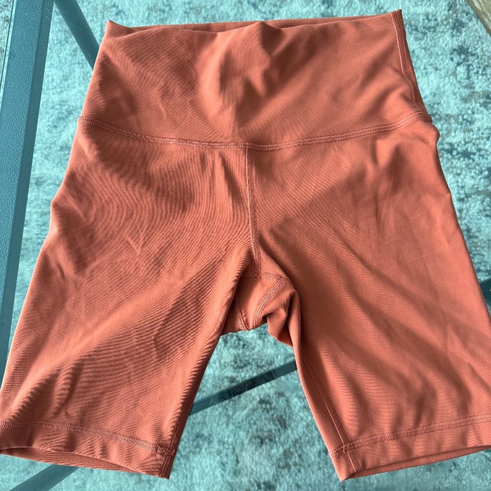 Wunder Train High-Rise Short 8"